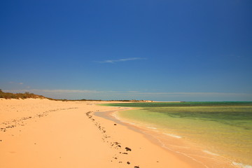 Fototapeta na wymiar Endless Australian sunny beaches