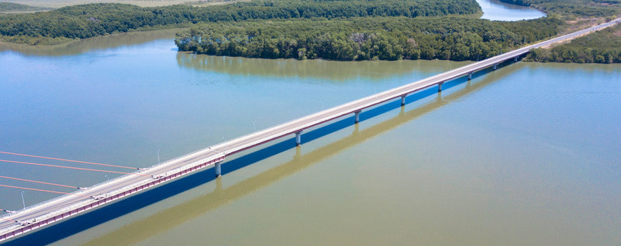 Drohnenbild: Stra&szlig;enbr&uuml;cke &uuml;ber Meeresarm, Costa Rica