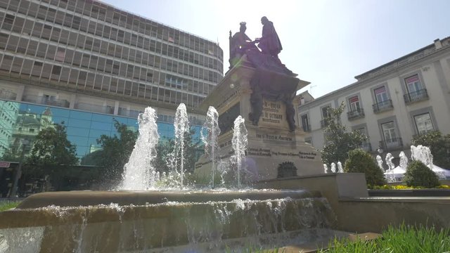 Isabela I with Christopher Columbus fountain