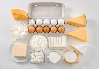 Foto auf Acrylglas Milchprodukte Frische Milchprodukte und Eier auf weißem Hintergrund