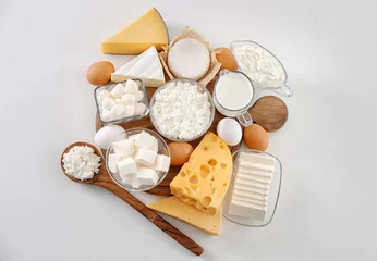 Cercles muraux Produits laitiers Produits laitiers frais et oeufs sur fond blanc