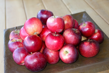 Fototapeta na wymiar glänzende, rote Äpfel in einer quadratischen Schale
