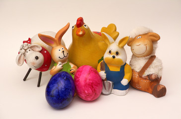 Großaufnahme von Osterfiguren, Osterhase, Schafe, Küken, Ostereier, vor weissem Hintergrund. Gruppenfoto.