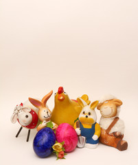 Naklejka premium Gruppenbild von Osterhasen, Schafen, Küken, Hasen vor weißem Hintergrund. Großaufnahme. Hochformat.