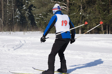 People in the ski resort. the beginning of the descent on the route. Sunny winter day .