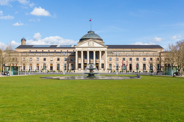 Obraz premium Kurhaus in Wiesbaden, Deutschland. 20.03.2018