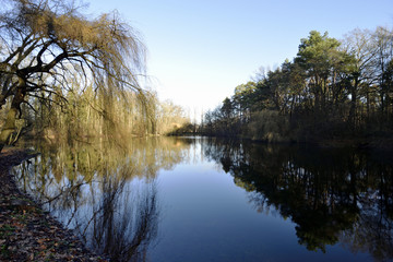 Fototapeta premium Sonniger See mit blauen Himmel und Wolken, summer lake with blue sky and clouds
