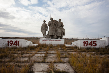 Памятник защитникам отечества в заброшенной деревне Муслюмово
