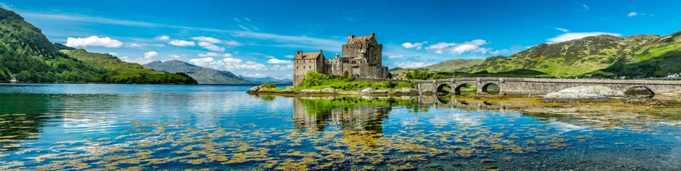 Schilderijen op glas Eilean Donan Castle tijdens een warme zomerdag - Dornie, Schotland © Lukassek