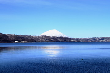 残雪の北海道洞爺湖の風景