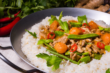 wok pan with meat strips and vegetables