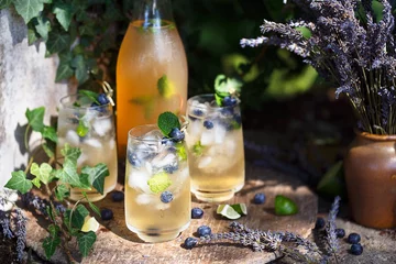 Foto auf Acrylglas Cocktail à la Lavande et Myrtilles. Boisson Frais pour l'été © asab974