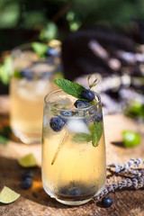 Cocktail à la Lavande et Myrtilles. Boisson Frais pour l'été