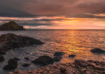 Giant's Causeway caratteristica formazione basaltica esagonale formatasi da antiche eruzioni vulcaniche al tramonto Bushmills Irlanda Europa
