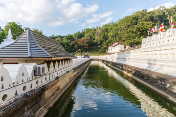 Fototapeta premium Scenic view of beautiful antique architecture with river in kandy, sri lanka