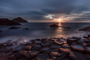 Giant's Causeway caratteristica formazione basaltica esagonale formatasi da antiche eruzioni vulcaniche al tramonto Bushmills Irlanda Europa