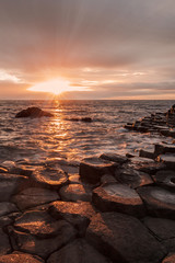 Giant's Causeway caratteristica formazione basaltica esagonale formatasi da antiche eruzioni vulcaniche al tramonto Bushmills Irlanda Europa