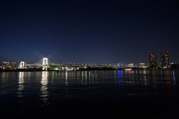 Obraz premium Tokyo Bay with Rainbow Bridge in Background at Dusk
