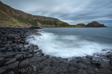 Giant's Causeway caratteristica formazione basaltica esagonale formatasi da antiche eruzioni vulcaniche al tramonto Bushmills Irlanda Europa