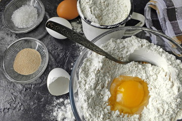 Ингредиенты для дрожжевого теста. Мука, яйца, дрожжи, соль.