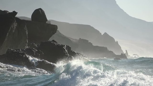 Riesenwellen an der Westk&uuml;ste von Fuerteventura, Surferparadies, Vulkaninsel, 4K