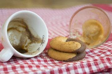 grounds coffee in empty cups and cookies at breakfast