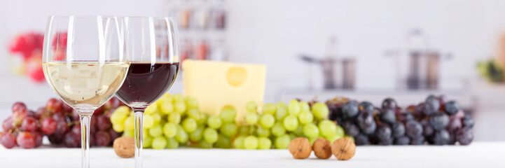 Wein Gläser Weingläser Weißwein Rotwein Weisswein Weintrauben Banner Textfreiraum Copyspace