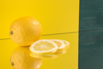 Zitrone und Zitronenscheiben gelb