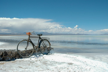 Fototapeta premium Altes Fahrrad beim Salar de Uyuni, Bolivia
