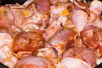 Obraz na płótnie Canvas Raw chicken legs marinated with onions and spices
