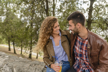 Obraz premium Attractive couple refreshing in the park