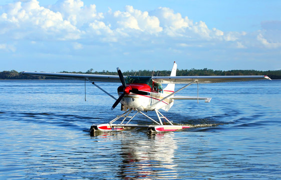 Single engine seaplane turns in the water and prepares to stop at Wooten Park, Tavares, Florida, USA.