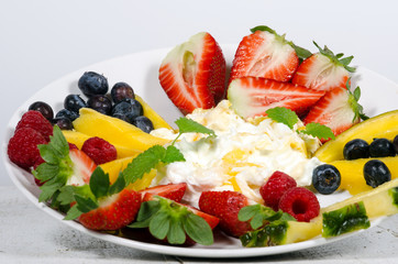 Guten Morgen, gesunder Start in den Tag: Biologischer, Vegetarischer Genuss zum Frühstück: Obst, Milch, Müsli und Joghurt :)