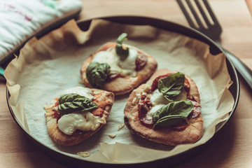 Chleb naan, rękawica do pieczenia, łopatka