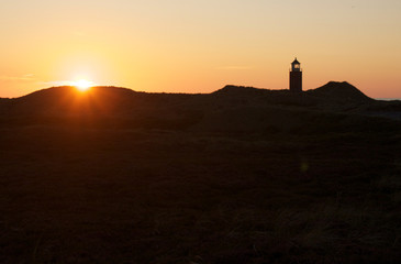 Leuchtturm hinter den D&uuml;nen von Kampen auf Sylt bei Sonnenuntergang