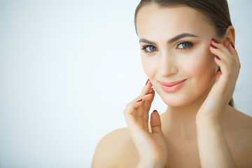 Obraz na płótnie Canvas Beauty Skin Care. Beautiful Woman Applying Cosmetic Face Cream