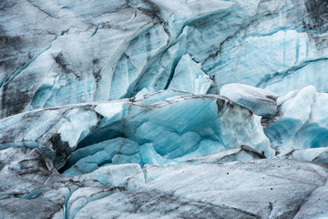 Struktur eines Gletschers mit blauem Eis