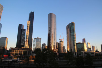Fototapeta na wymiar Skyline Melbourne bei Sonnenuntergang