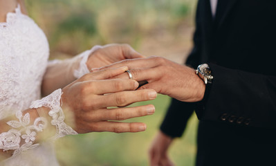 Bride and groom exchanging wedding rings - obrazy, fototapety, plakaty