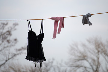 Wäsche und Unterwäsche auf der Wäscheleine