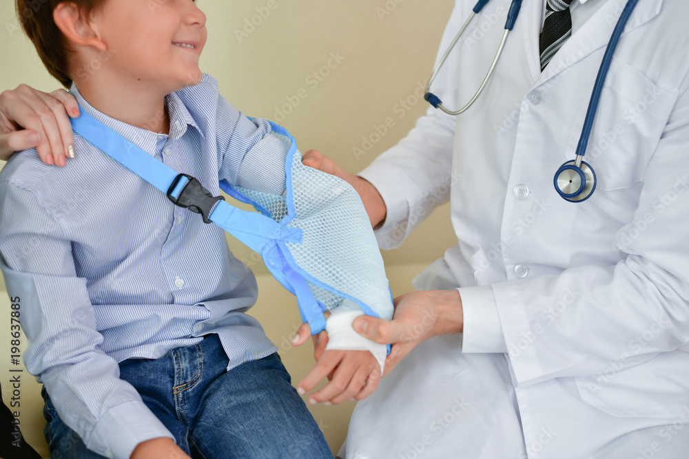 Wall mural health concepts. the doctor is splinting to the patient. the doctor is examining a bone splint. litt