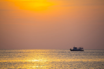 Obraz premium Tropical golden sunset over the ocean. Thailand