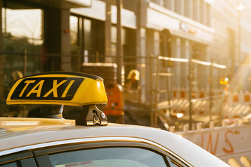 Generic taxi sign on roof of cab - obrazy, fototapety, plakaty
