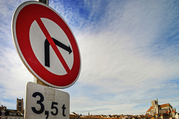 Road sign: restriction of right turn for cars with weight more than 3,5t
