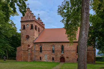Die Heilig-Geist-Kirche ist die historische Dorfkirche von Teupitz im brandenburgischen...