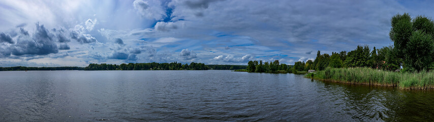 Blick auf den Teupitzer See im brandenburgischen Schenkenl&auml;ndchen von der Seebr&uuml;cke am Fontanepark &ndash; Panorama aus 9 Einzelbildern