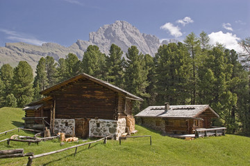 Obraz premium Idyllische Hütten im Grödner Tal