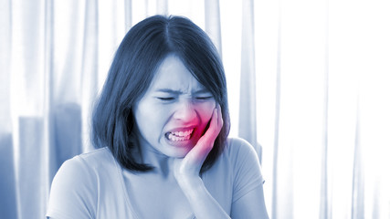 woman with toothache