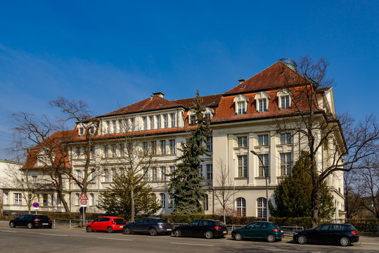 Prachtvolle Fassade des denkmalgesch&uuml;tzten ehemaligen Goethe-Lyzeums (heute Carl-Orff-Schule) in Berlin-Schmargendorf