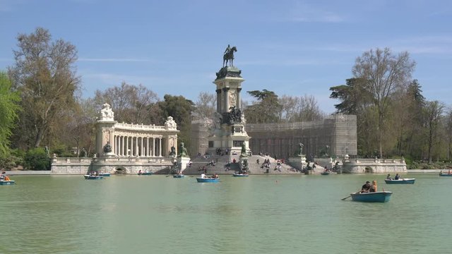 Estanque Grande del Retiro in the park